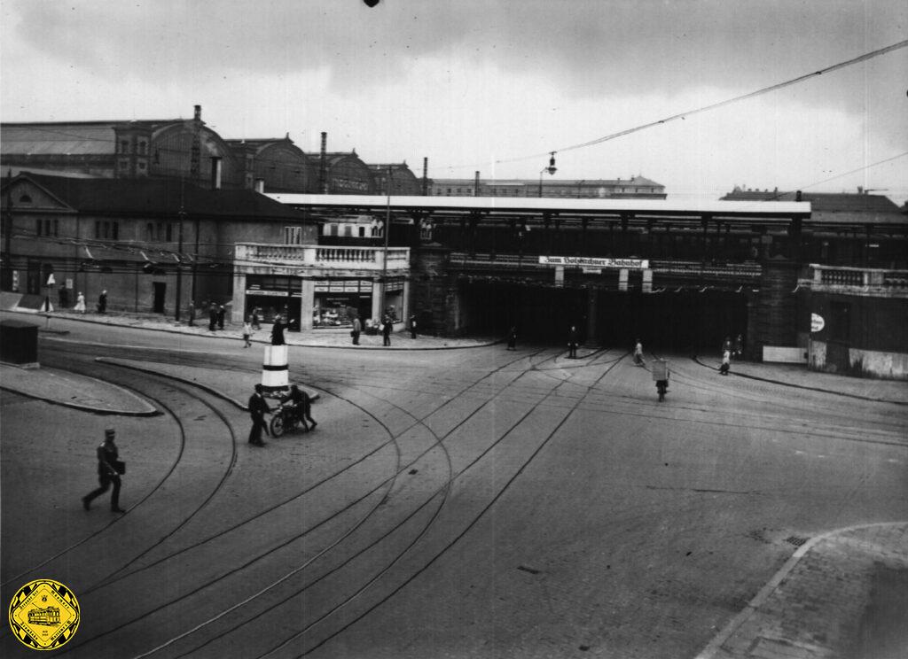 Im Oktober 1937 wird die Gleislage an der Ausfahrt der Paul-Heyse-Unterführung zur Arnulfstraße geändert. Damit soll für den zunehmenden Autoverkehr in der Arnulfstraße mehr Platz gegeben werden. 