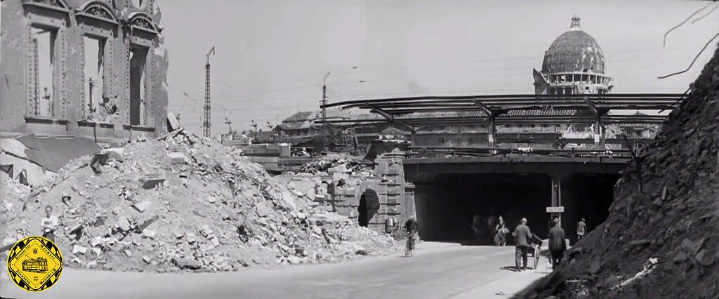 Nach dem 2.Weltkrieg ist die Paul-Heyse-Unterführung zwar noch passierbar, aber die Umgebung und der Bahnhof liegen in Schutt und Asche. Der Holzkirchner Bahnhof ist komplett zerstört.
