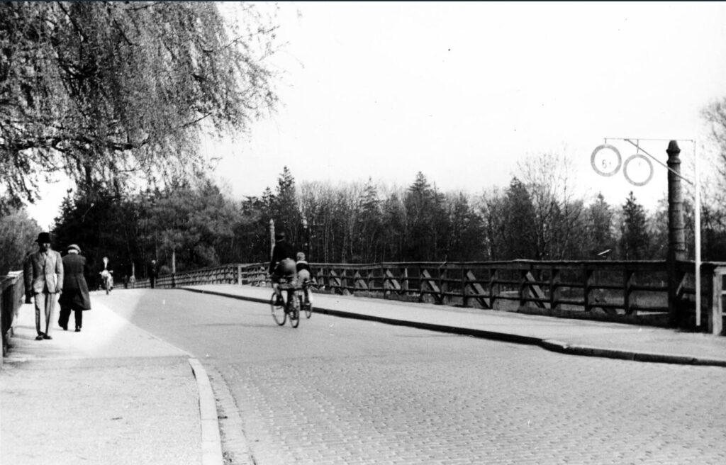 Die Funktion der Brücke als Isarüberquerung wurde durch den Bau der Brudermühlbrücke zwar weniger, aber sie ist die einzige Verbindung für Fußgänger von der Schleife der Linie 20 am Westufer der Isar zum Tierpark Hellabrunn auf der Ostseite der Isar. Das Bild von 1949 zeigt die maximale Belastung der Brücke mit 6 Tonnen an. 