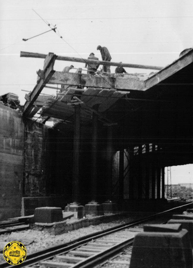 Am 10.Oktober 1950 hat der Fotograf des Stadtbauamts den Zustand dieser Brücke im Bild festgehalten. Im Januar 1951 begann an der Landsbergerstraße die Instandsetzung der Straßenbrücke mit der Entfernung der alten kaputten Brückenteile.