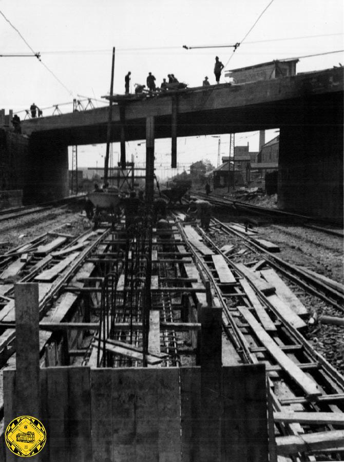 Während im letzten Schnee des Februar 1951 oben schon die Stahlträger für die neue Brücke angeliefert wurden, werden unten schon die Fundamente für die Mittelpfeiler erstellt.