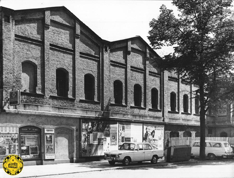 So ein komplexes und massives Gebäude verschwindet natürlich nicht. Diese Bilder aus dem Jahr 1977 zeigen den Hof der ehemaligen Brauerei und die Straßenansicht der damals noch erhaltenen Rückwand des Brauereigebäudes an der Aberlestraße. 