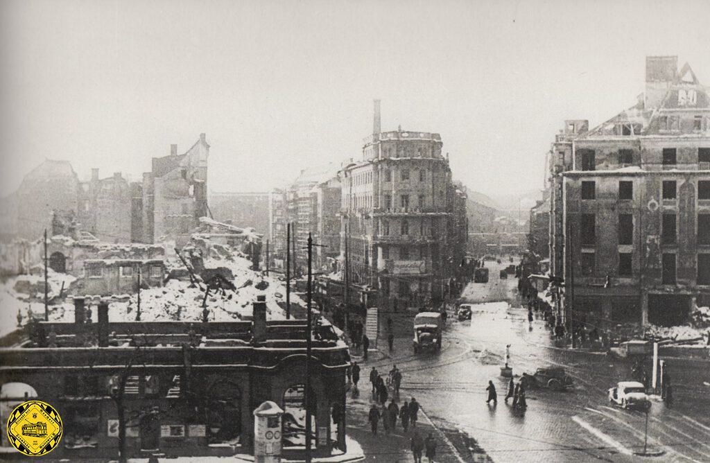 Im Jahr 1944 wird das Stationshaus bei einem Brand-Bombenangriff im 2.Weltkrieg ebenso zerstört wie die gegenüberliegende Kioskanlage, die allerdings nur bis auf die Grundmauern niederbrannte. Das hölzerne Stationshaus brannte komplett nieder