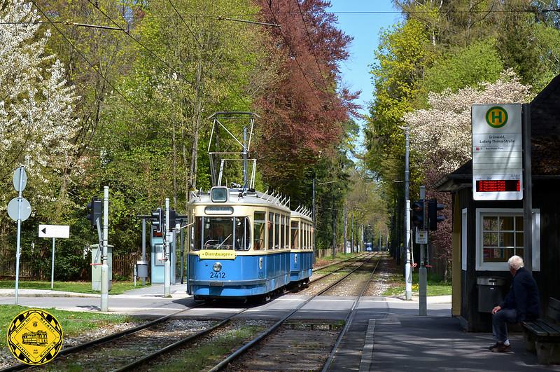 Auf der Fahrt zum Derbolfinger Platz in Grünwald kann der Museumszug ein letztes Mal an der Haltestelle Ludwig-Thoma-Straße aufgenommen werden, bevor der Wagen wieder in den Betriebshof einrückt 21.04.2016