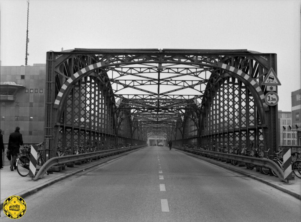 Dieses Bild entstand im Februar 2010 mit meiner 6x9 Rollfilm-Kamera auf Ilford-S/W Film und sofort ist wieder der Flair der alten Brücke zurück.