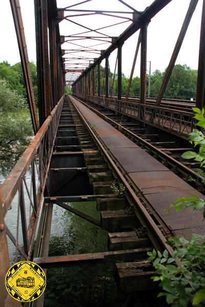 Bitte nicht nachmachen: im Juli 2012 machte ich einen Besuch bei der Braunauer Brücke, nicht ganz ungefährlich. Das verlassene Gleis wurde noch einige Jahre als Rangiergleis zum Schlachthof verwendet.