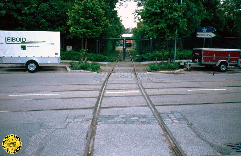 Auch bei den weiteren Verkehrsausstellungen 1953 und 1965 wurde dieses Anschlussgleis genutzt sowie als Anlieferungsgleis der Firma Schenker&Co, die hier Grund gepachtet hatte bis Ende der 90er-Jahre. Die Fotos sind aus dem Jahr 1993