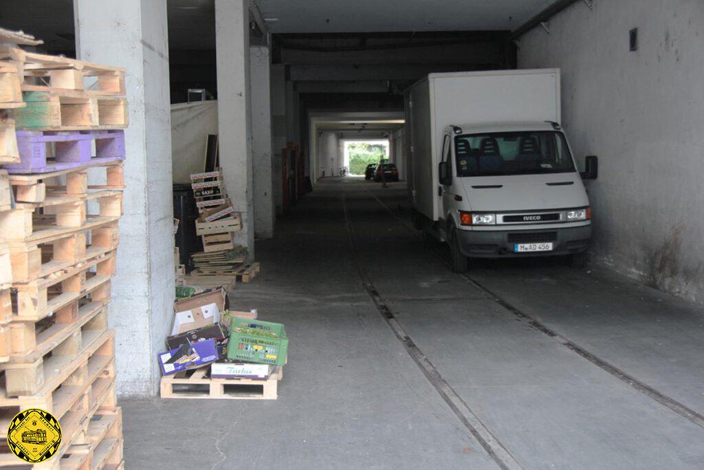 Im Juni 2011 konnte ich bei einer meiner Recherche-Touren noch die inzwischen überbauten, aber nicht abgebauten Schienen dieses Industriegleis-Anschlusses fotografieren, die schon jahrelang ungenutzt waren.