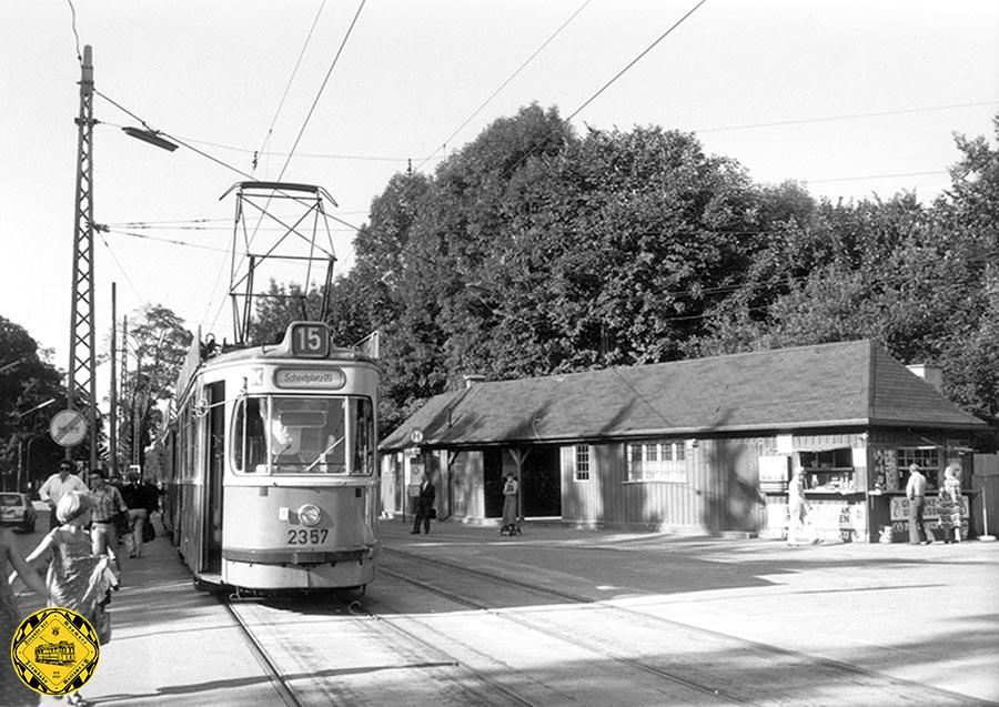 Die Linie 15 mit dem M3-Tw 2357 an der Haltestelle Großhesseloher Brücke auswärts im August 1980.