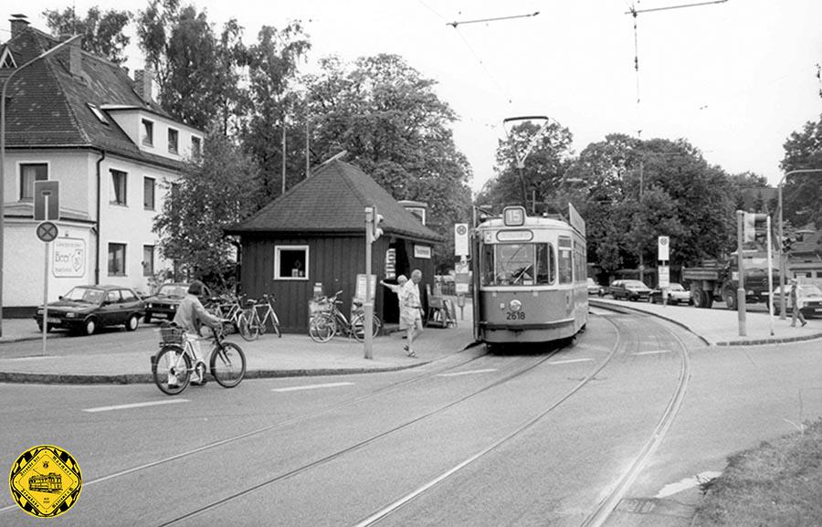 M5-Tw 2618 + m5-Bw heute auf der Linie 15 an der Haltestelle Theodolindenplatz einwärts am18.5.1992