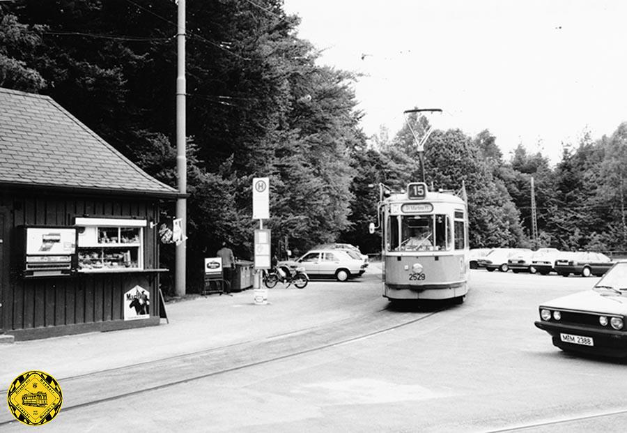 Nach der Schleifenfahrt kommt der M5-Tw 2529 + m5-Bw 3507 an der Endhaltestelle Großhesseloher Brücke am 18.5.1992 zum Kioskgebäude.