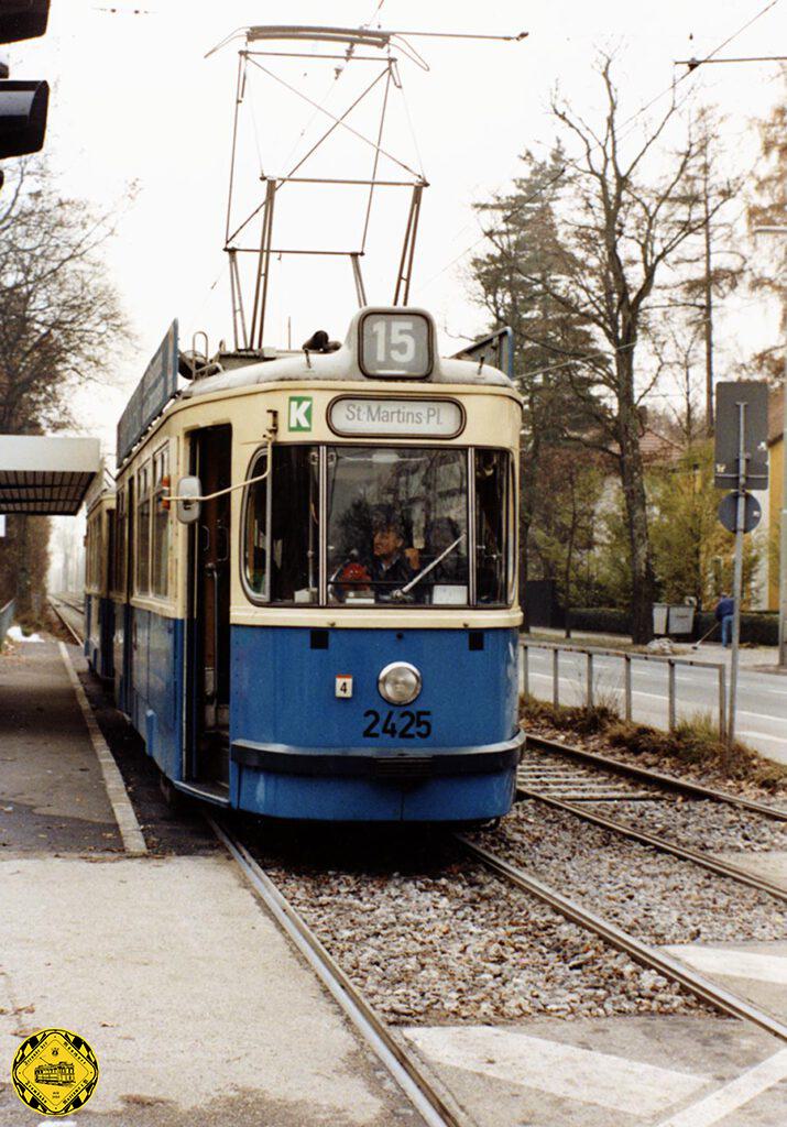 Der M4-Tw 2425 + m4-Bw 3412 an der Haltestelle Krankenhaus Harlaching einwärts auf der Linie 15 am 4.12.1991