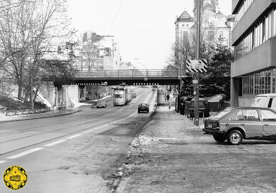 Wenn ich meinen Chef-Archivar Klaus Onnich frage, ob er Bilder von unseren Trambahnwagen an der Unterführung der Boschetsriederstraße hat, lächelt er nur und überhäuft mich mit Bildern: beginnen wir mit dem M5-Tw 2613 + m5-Bw 3538 in der Boschetsrieder-Unterführung auswärts am 11.Februar 1991.