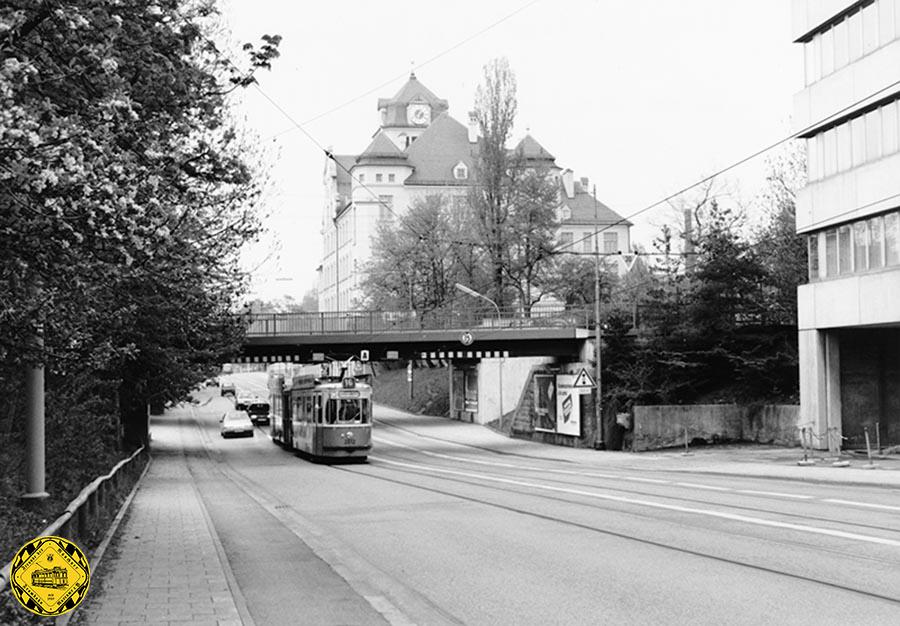 Am Wochenende des 15./16.Juni 1985 wird die alte damals 86-jährige Brücke durch eine moderne Betonbrücke ersetzt. Für dieses Wochenende wird der Trambahnbetrieb von Samstag 15.45 Uhr bis Sonntag 6.30 Uhr unterbrochen und die S7 durch Ersatzbusse ersetzt. 

Der M5-Tw 2612 + m4-Bw 3496 kommt am 8.Mai 1991 aus derr Boschetsrieder-Unterführung auswärts auf seiner Fahrt nach Fürstenried1