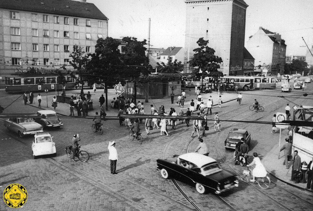 An der Hofmannstraße ist am Montag, den26.06.1961 abends wieder Hauptverkehrszeit und die Polizei regelt den Verkehr. Die Oberleitung ist etwas aufwändiger gestaltet, da parallel der O-Bus-Betrieb zum Betriebshof in der Hofmannstraße bestand. In der Mitte des Platzes steht das Stationshaus mit Wartehalle und Toilettenanlage.
Am 30.09.1964 wird die Schleife an der Hofmannstraße aufgelassen mit der Inbetriebnahme der Verlängerung zum Ratzinger Platz. Dabei verschwindet auch dieses Stationshaus. Am 22.05.1993 verschwindet hier die Trambahn komplett.
