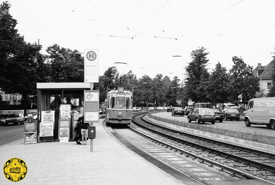 ein M5-Tw 2603 + m5-Bw auf der Linie 25 an der Haltestelle Authariplatz auswärts am 18.5.1992