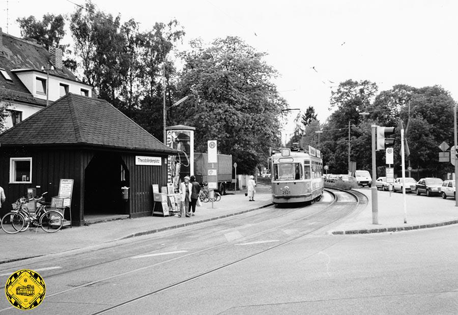 Der M5-Tw 2521 + m5-Bw auf der Linie 25 an der Haltestelle Theodolindenplatz einwärts am 18.5.1992.