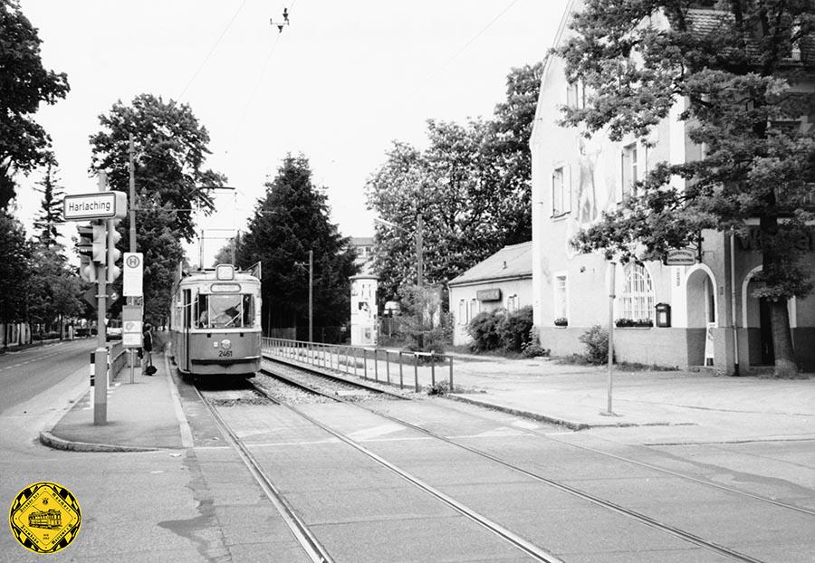 Am 18.5.1992 kommt die Linie 25 mit dem M4-Tw 2461 + m4-Bw an der Haltestelle Krankenhaus Harlaching auswärts an