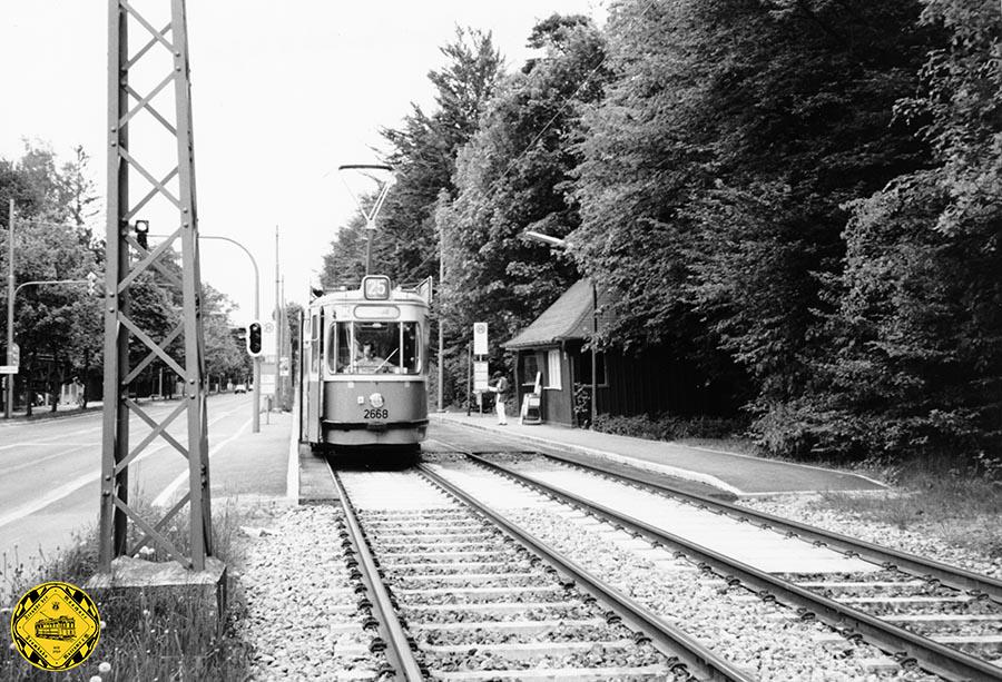 Die Linie 25 steht am 18.5.1992 mit einem M5-Tw 2668 + m5-Bw an der Haltestelle Menterschwaige auswärts.