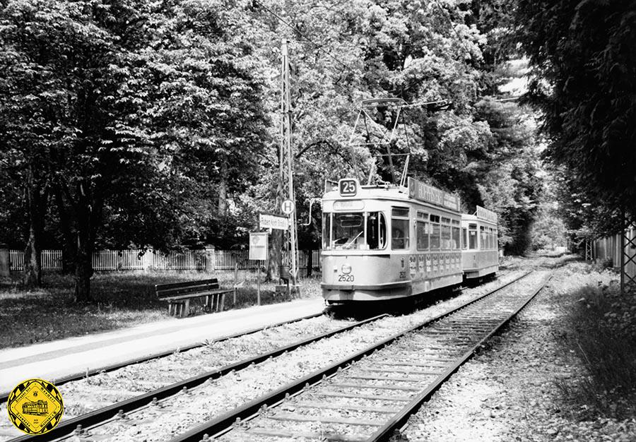Am 18.5.1992 kommt die Linie 25 mit dem M5-Tw 2520 + m5-Bw 3520 an der Haltestelle Robert-Koch-Straße auswärts vorbei.