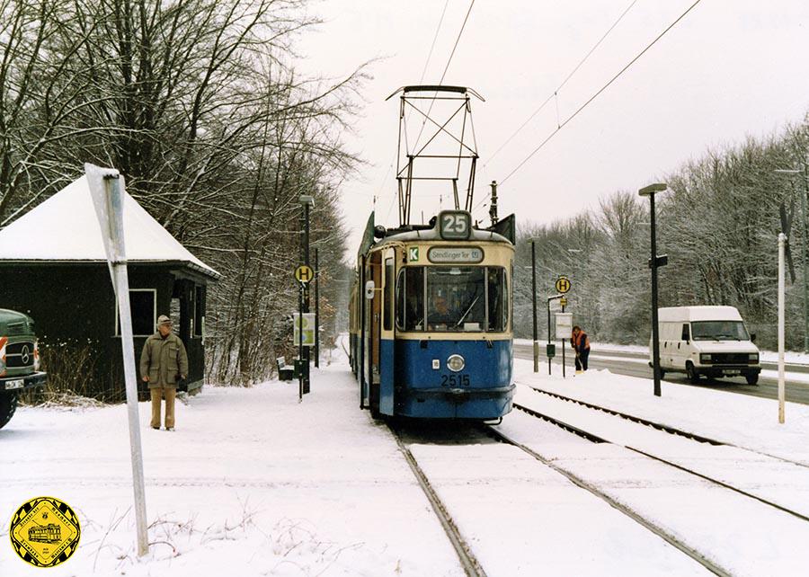 Die Linie 25 mit dem M5-Tw 2515 + m4-Bw an der Haltestelle Schilcherweg einwärts im Winter am 10.3.1988.