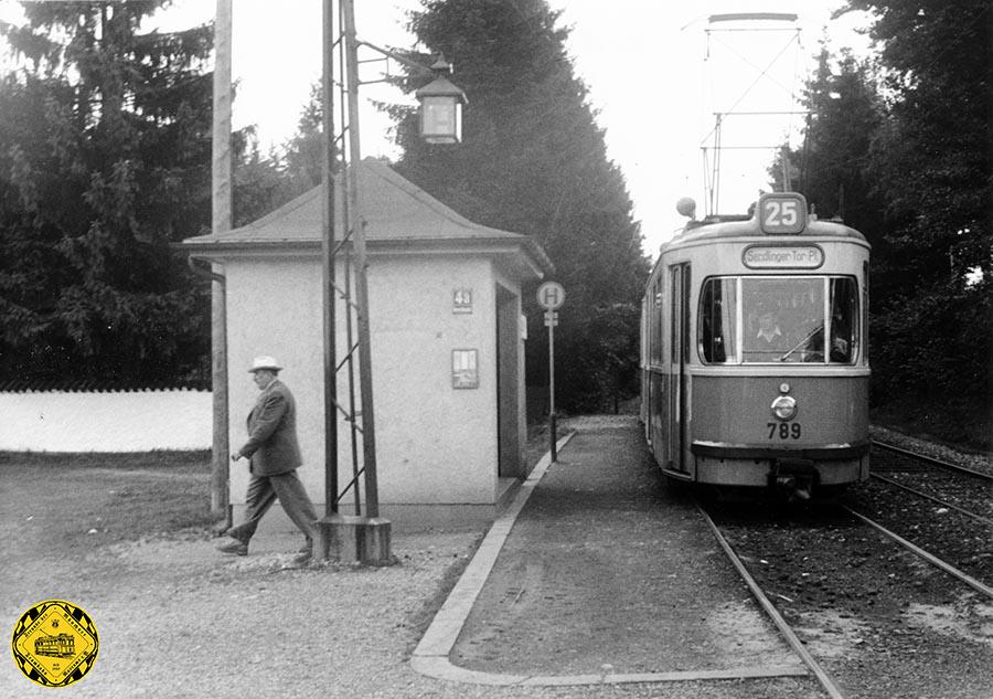Der M3-Tw 789 auf der Linie 25 an der Haltestelle Robert-Koch-Straße einwärts im August 1954