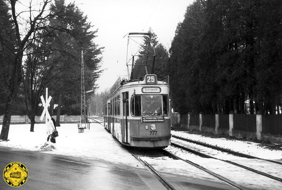 Wintertag im Dezember 1971: der M3-Tw 777 + m-Bw an der Haltestelle Robert-Koch-Straße auswärts auf der Linie 25.