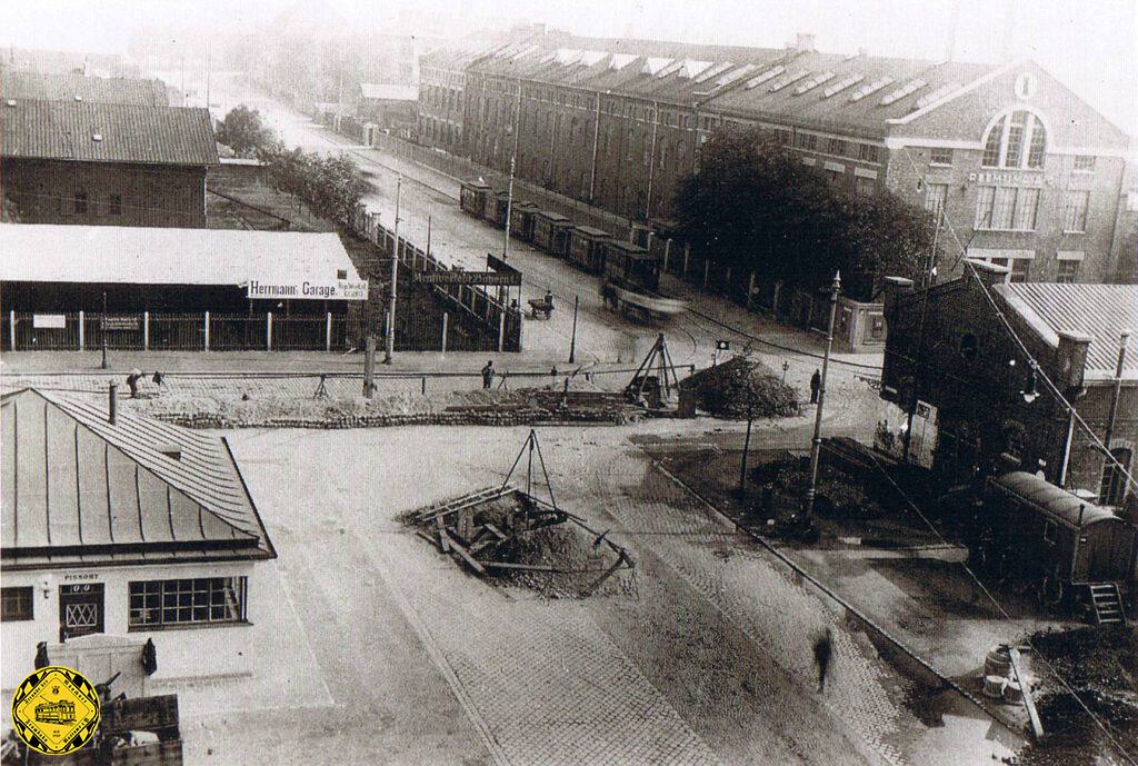 Blick von Westen über die Baustelle im Jahr 1927: Die Schleife ist bereits verlegt, das alte Stationshaus verschwunden, aber in der Schwere-Reiter-Straße sind noch die Hinterstellgleise mit einigen Einsatz-Beiwagen.