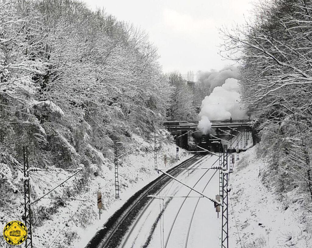 Mit etwas Glück und guter Planung kann man hier auch wundervolle Bilder von der Schmederebrücke im Winter machen, wenn grade eine Dampfzug-Sonderfahrt vorbeikommt.