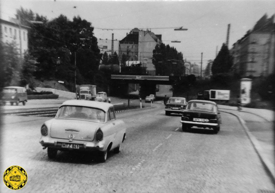 Nach dem Krieg wurde diese Unterführung de Landsbergerstraße  für den Verkehr zu klein.
