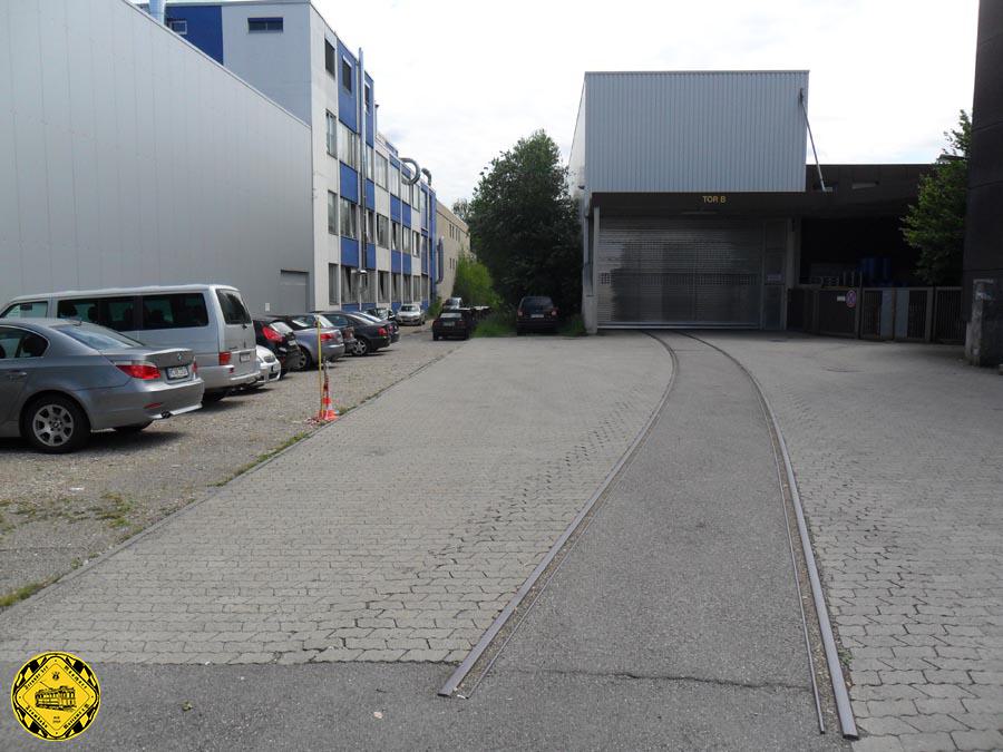 Bei meinem Besuch des alten Sendlinger Industriegleises im Juni 2011  endete es in einer Rolltor-Halle, war aber schon lange nicht mehr in Betrieb.