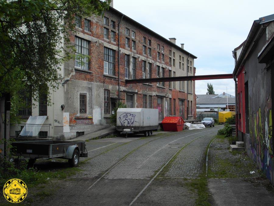 Im Jahr 2014 waren die alten Gebäude an der ehemaligen Bahnstrecke als Ateliers genutzt und die Rillenschienen der Zufahrtsgleise lagen noch im Pflaster. Das ist vermutlich aber nur noch eine Frage der Zeit...