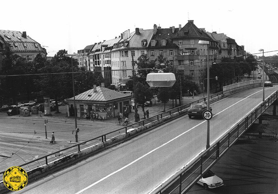 Der Leonrodplatz bekommt Besuch: von 1971 bis 1991 steht eine mobile Stahlbrücke neben dem Stationshaus.