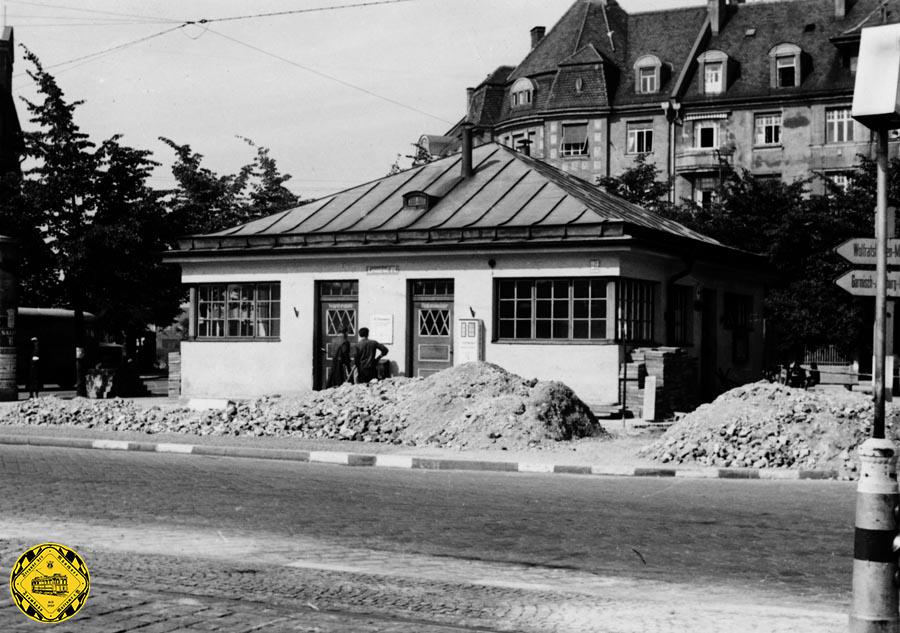 Eine Renovierung dokumentierte der Fotograf im Juni 1940 am Stationshaus am Leonrodplatz, hier von Nordosten gesehen.