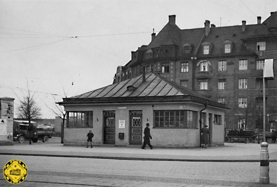 Das Stationshaus am Leonrodplatz mit seiner Nordostseite fotografiert im Jahr 1935