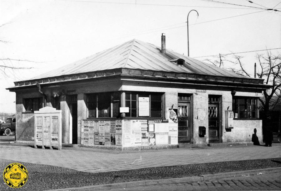 Das Stationshaus am Leonrodplatz und seine Südostseite. unser Bild vom 5.März 1948 zeigt, dass dieses Gebäude den Krieg zwar unversehrt überlebt hat, aber starke Gebrauchsspuren zeigt.