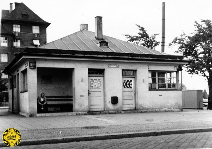 Auf dem Weg in die neue Zeit steht auch am 14.Juli 1959 das Stationshaus am Leonrodplatz gut 30 Jahre nach seiner Erbauung in der Schleifenmitte.