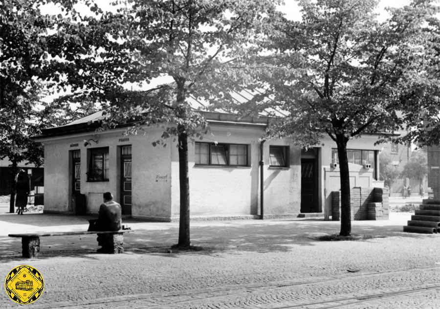 Die Süd-West-Seite des Stationshaus am  Leonrodplatz ebenfalls im Juni 1940 fotografiert zeigt die jetzt schon sehr dichten Bäume in der Platzmitte.
