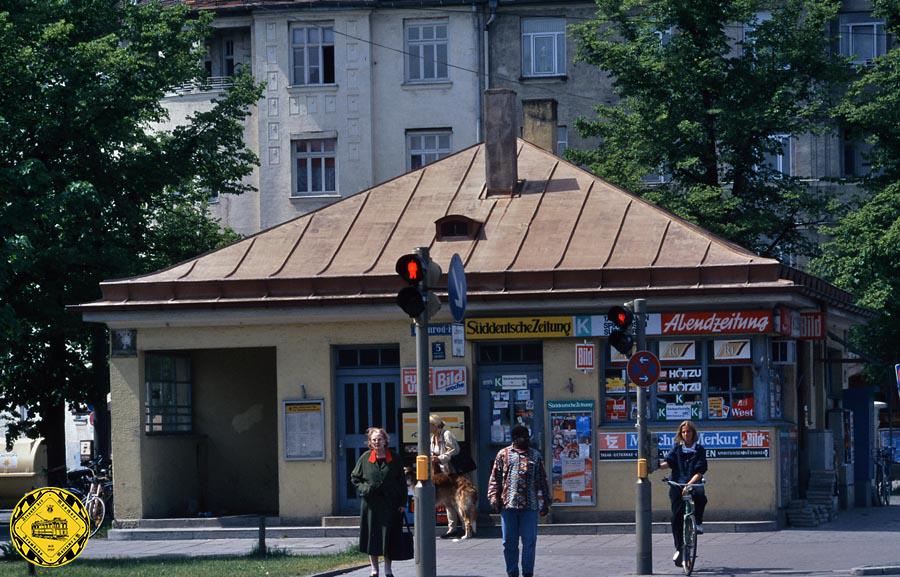 Im Sommer 1994 hat unser Vereinsmitglied Herl das Stationshaus und das Leben darum in den schönsten Sommerfarben dokumentiert. Das ist leider dann auch der Abgesang auf dieses Gebäude, das zwar den Krieg überlebt hat, nicht aber die weitere Münchner Stadtplanung.