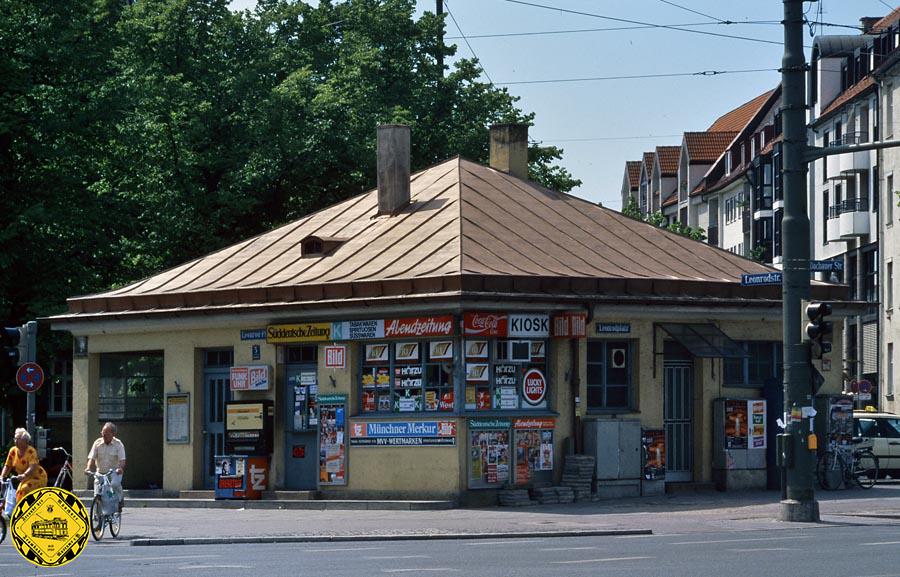 Im Sommer 1994 hat unser Vereinsmitglied Herl das Stationshaus und das Leben darum in den schönsten Sommerfarben dokumentiert. Das ist leider dann auch der Abgesang auf dieses Gebäude, das zwar den Krieg überlebt hat, nicht aber die weitere Münchner Stadtplanung.