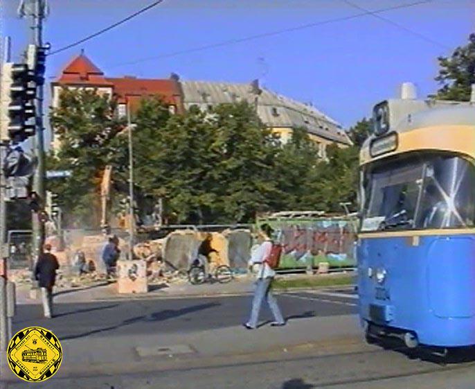 Genau zum 50. Geburtstag ist Schluss mit dem gemauerten Bau des Stationshauses am Leonrodplatz. 

Der Bau wird abgerissen und ein generische Glas-Stahl-Kiosk für eine Bäckereikette wird hingestellt. Das Bild entstand am 9.Juli 1997.