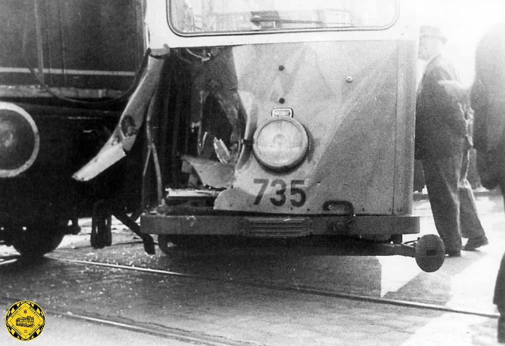 Obwohl inzwischen eine elektrisch gesteuerte Signalanlage den Kreuzungsver-kehr an der Landsberger Straße und Am Knie regelte, kam es dort in der Mor-genstunde des 11. Mai 1960 zu einem größeren Unfall. Ein Straßenbahnzug der Linie 19, dessen Fahrer ein Signal missachtete, stieß mit der Diesellok des Gü-terzugs zusammen und wurde schwer beschädigt. Der linke Puffer der V60 417-Lokomotive, Baujahr 1958, rammte den „Heidelberger“, den Straßenbahn-wagen 735, Baujahr 1949, und drang direkt in den Führerstand ein.