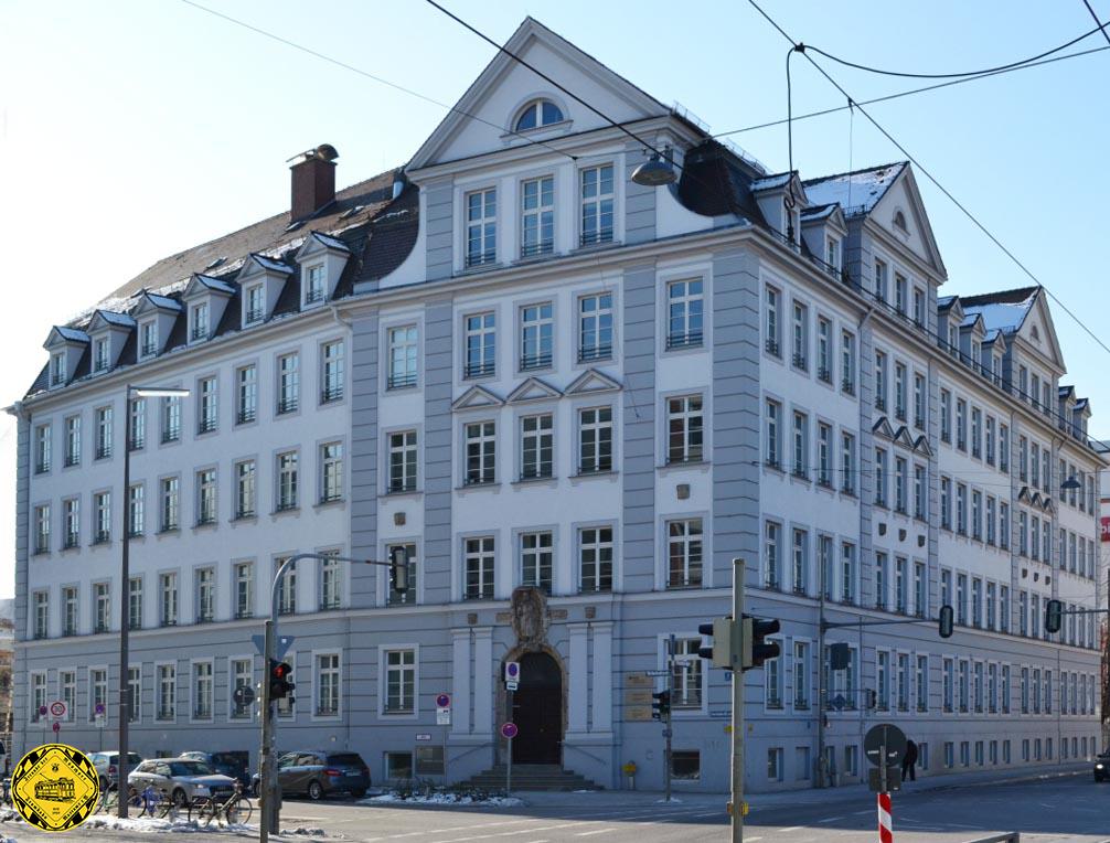 Das Verwaltungsgebäude des ersten Werks von Krauß & Comp. Im Stadtteil Neuhausen existiert bis heute an der Ecke Arnulf - Helmholtzstraße.