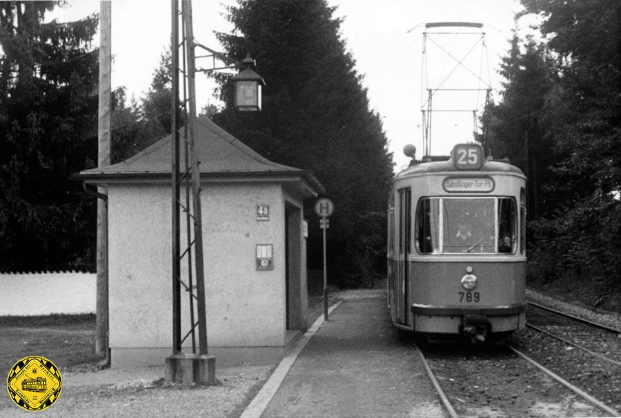 Am 3.September 1954 kommt hier auf der Linie25 stadteinwärts der M-Wagen 789 vorbei.