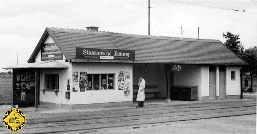 Die Wartehalle Freimann wurde 1950 um einen Kiosk erweitert. Unser Bild ist vom 19.Mai 1950.