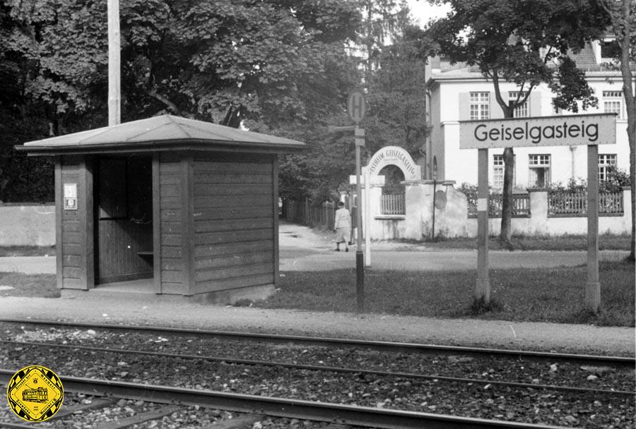 Die kleine Wartehalle Geiselgasteig (später Robert-Koch-Straße) an der Strecke Stadteinwärts am 3.September 1954