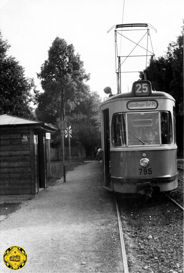 Triebwagen 795 auf der Linie 25 unterwegs an der Wartehalle Robert-Koch-Straße am 3.September 1954.