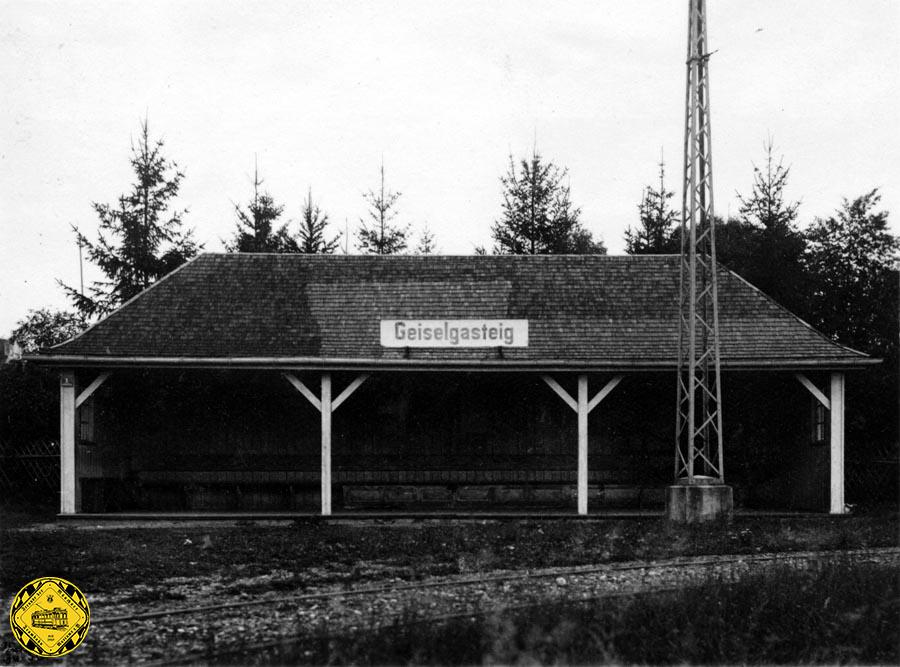 1913/14 entstand in Geiselgasteig eine weitere Schleife mit Hinterstellgleis für Einsatzwagen zu besonderen  Ausflugs-Wochenenden. Nachdem der Verkehrsbedarf dorthin zurückging, wurde die Schleife etwa 1955 stillgelegt.