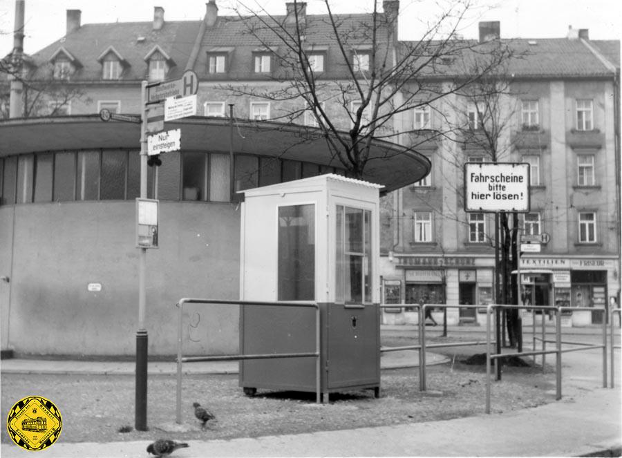 Die Wartehalle an der Hofmannstraße wurde durch einige Sperrgitter und Fahrkartenverkaufs-Häuschen ergänzt, um den Betrieb an diesem verkehrsreichen Platz zügiger abwickeln zu können. Unser Bild entstand am 22.11.1960.