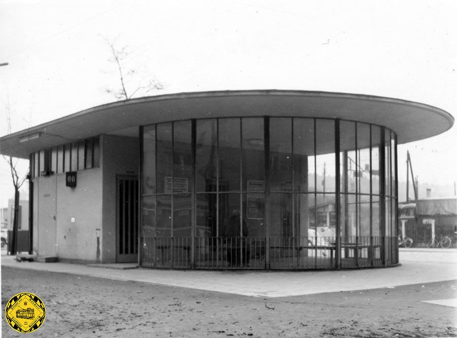 ie Wartehalle an der Hofmannstraße am 22.November 1960 in der Mitte der Wendeschleife mit noch sehr übersichtlicher Häuserbebauung zu dieser Zeit rundherum.